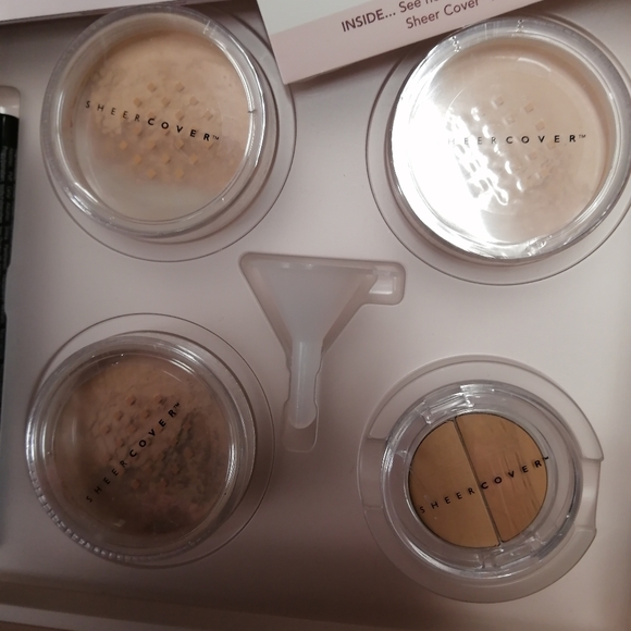 ** LAST ONE*** SHEER COVER MINERAL MAKEUP KIT Medium - Picture 8 of 14